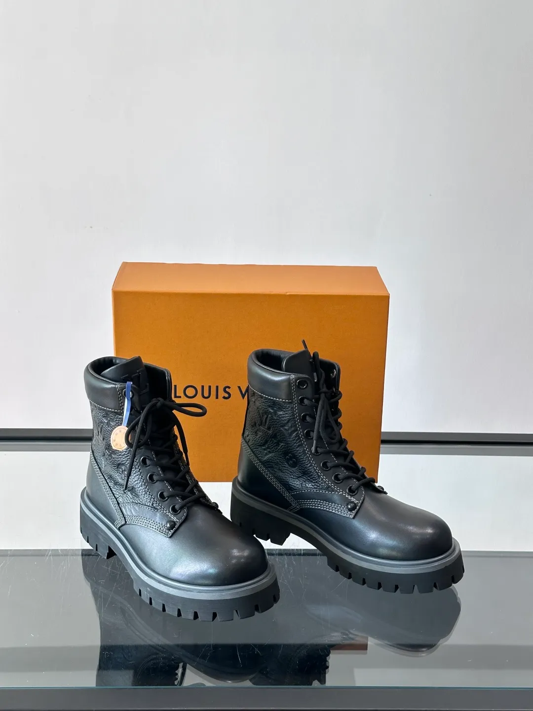 [L Home] Top P: 920💰 Size: 39-44 (45 can be customized) LOUIS VUITTON Louis Vuitton ss25 LV Donkey brand new thick-soled lace-up big-toe shoes men's casual shoes high-top short boots. These boots are crafted from top-grain calf leather for a lightweight and comfortable fit. The thick EVA outsole is embellished with eye-catching ridges, and the trendy attitude of being both strong and soft makes it an everyday choice. ✔Upper: imported first-layer cowhide ✔Lining: cowhide ✔Outsole: original molded outsole